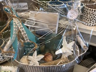 Fertiger Geschenkkorb mit maritimer Deko
