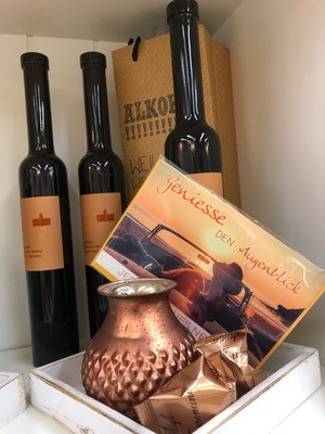 Weinflaschen und Geschenkbox mit Kupferkrug